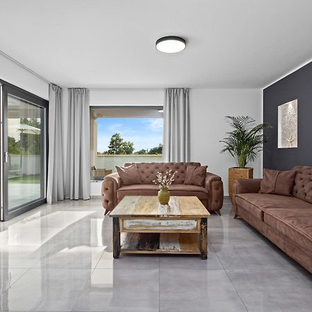 Special Offer! New Luxury Apartment With Pool, Fitness, Outdoor Bar&Grill Buje Kültér fotó
