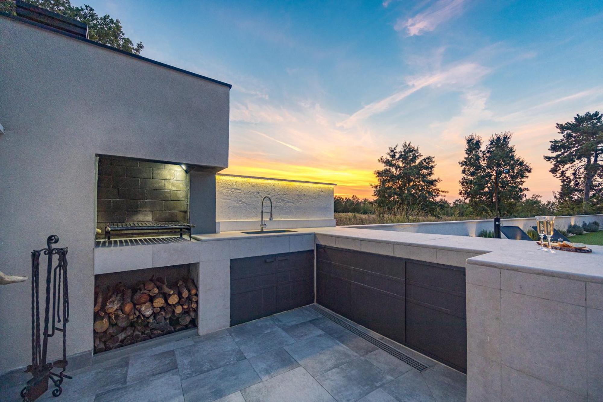 Special Offer! New Luxury Apartment With Pool, Fitness, Outdoor Bar&Grill Buje Kültér fotó
