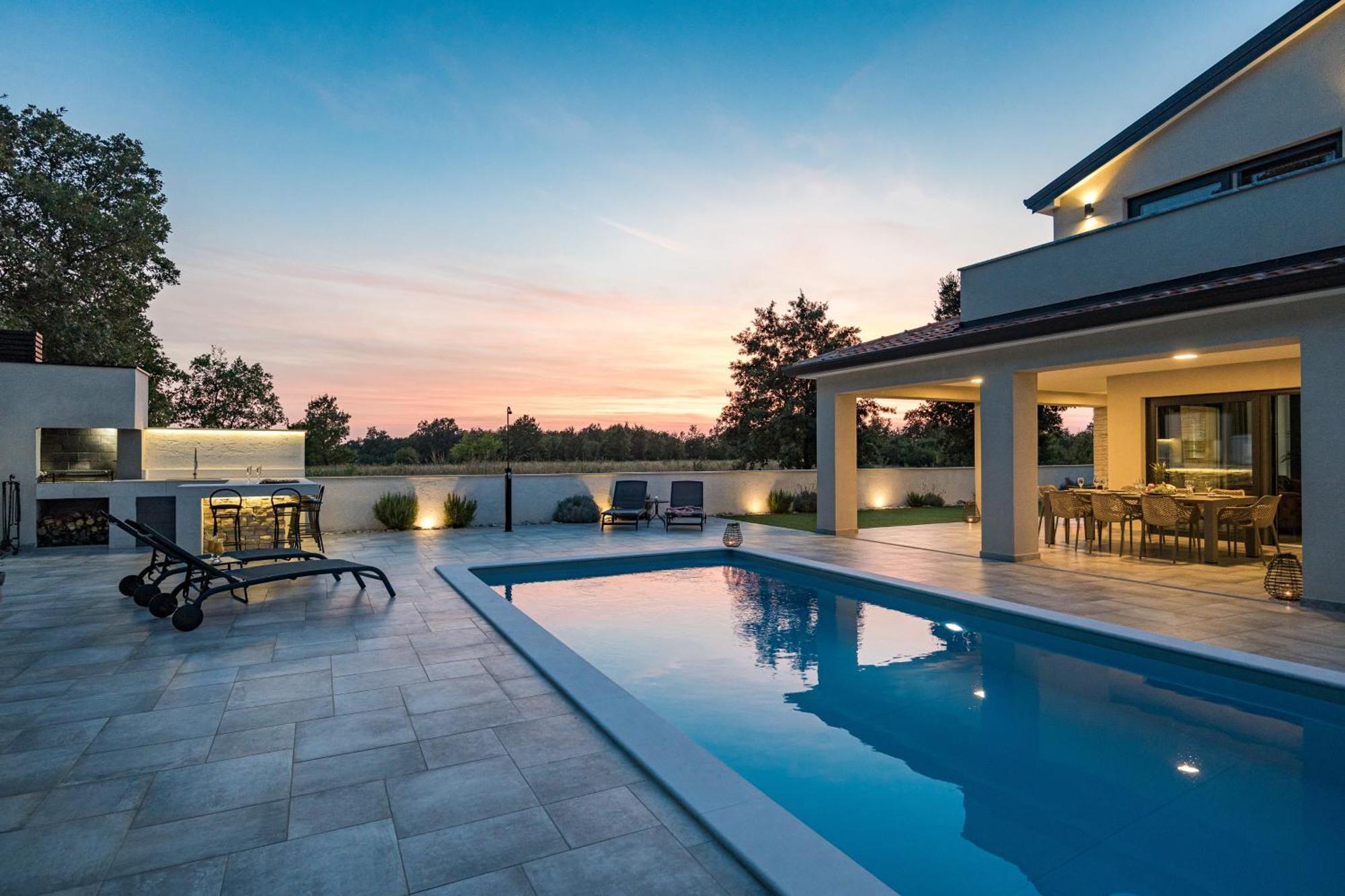 Special Offer! New Luxury Apartment With Pool, Fitness, Outdoor Bar&Grill Buje Kültér fotó