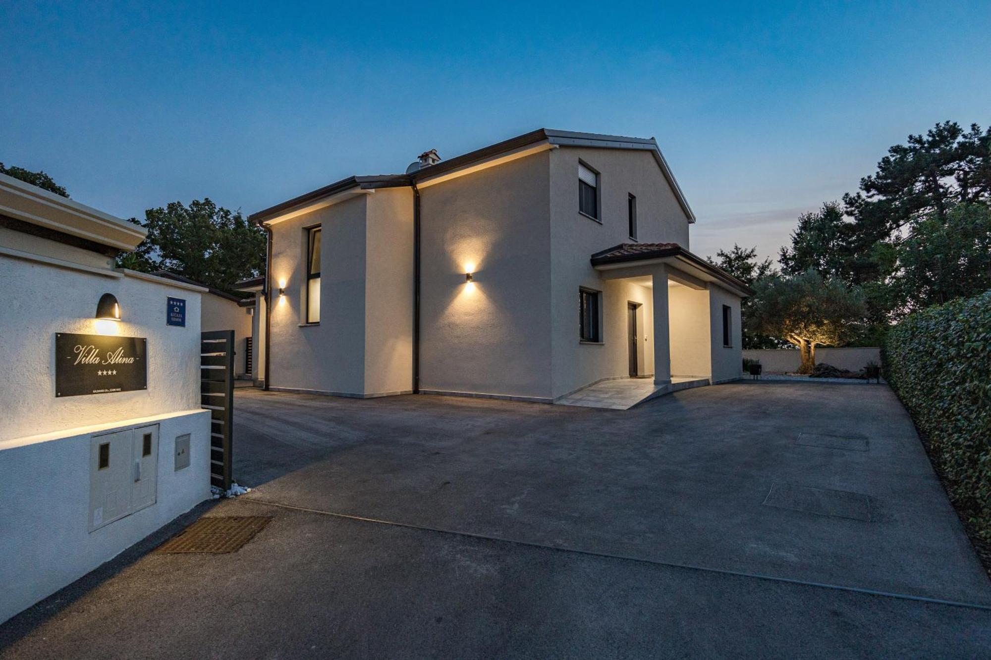 Special Offer! New Luxury Apartment With Pool, Fitness, Outdoor Bar&Grill Buje Kültér fotó