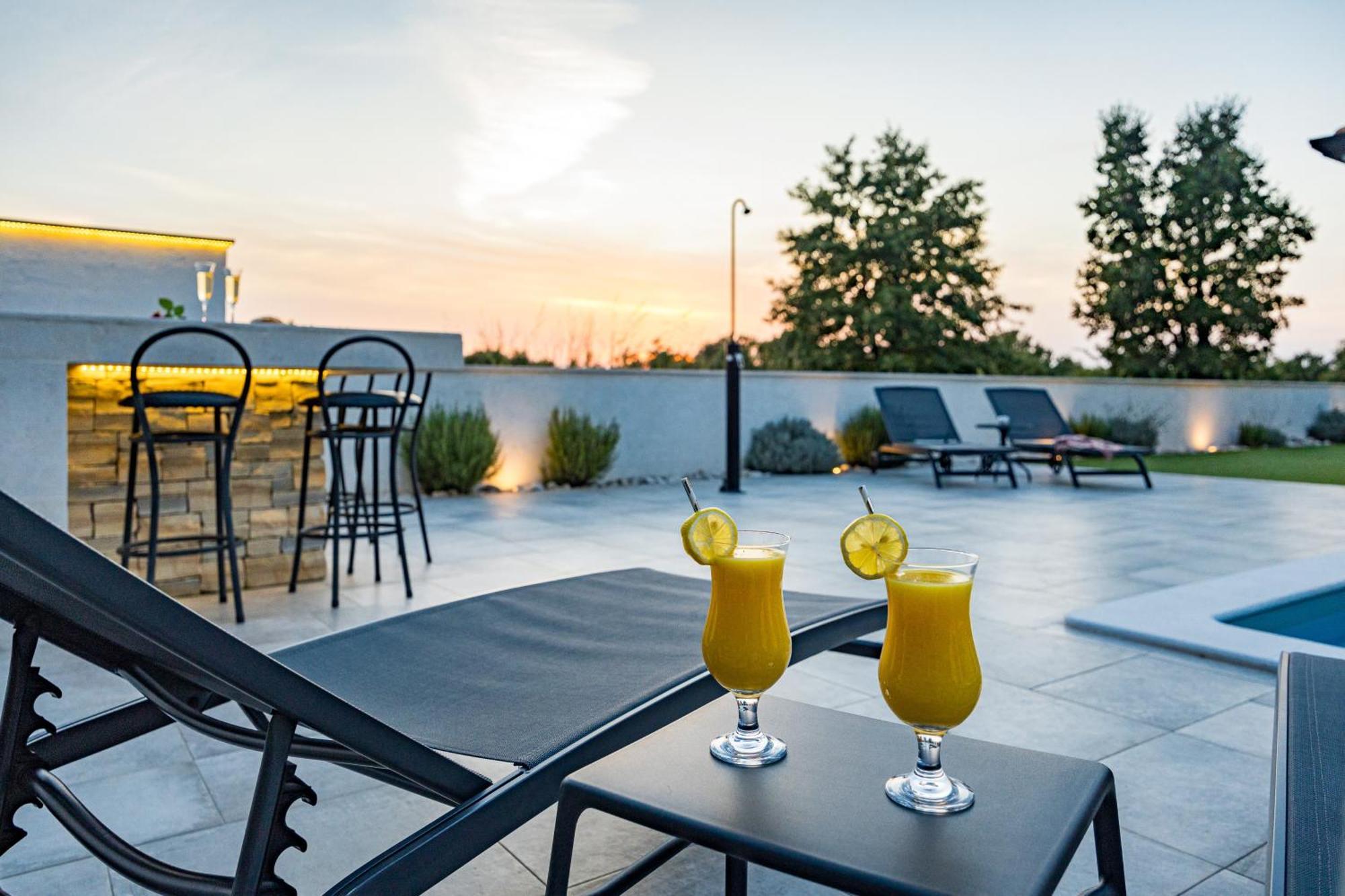 Special Offer! New Luxury Apartment With Pool, Fitness, Outdoor Bar&Grill Buje Kültér fotó