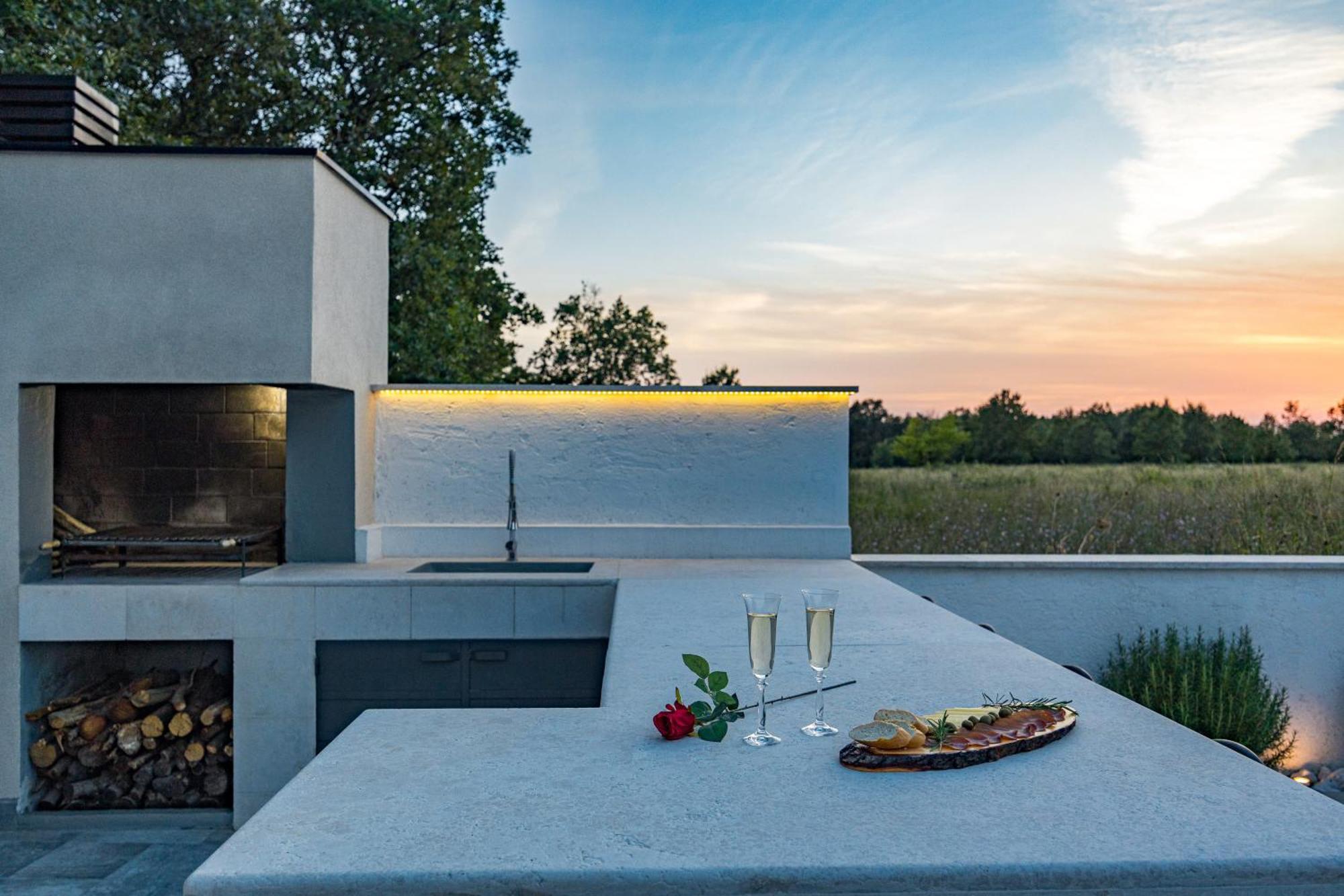 Special Offer! New Luxury Apartment With Pool, Fitness, Outdoor Bar&Grill Buje Kültér fotó