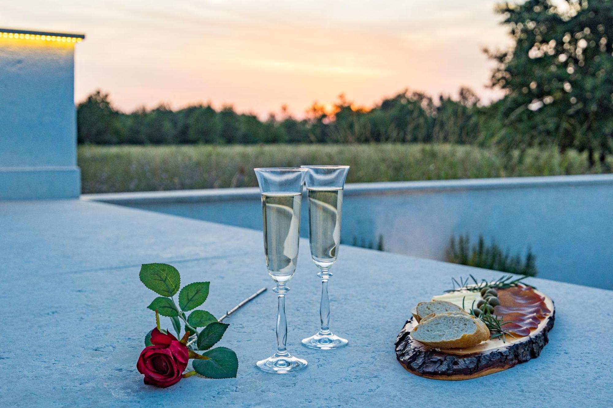 Special Offer! New Luxury Apartment With Pool, Fitness, Outdoor Bar&Grill Buje Kültér fotó