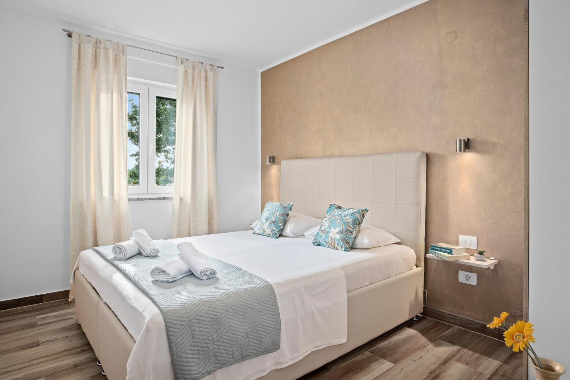 Special Offer! New Luxury Apartment With Pool, Fitness, Outdoor Bar&Grill Buje Kültér fotó