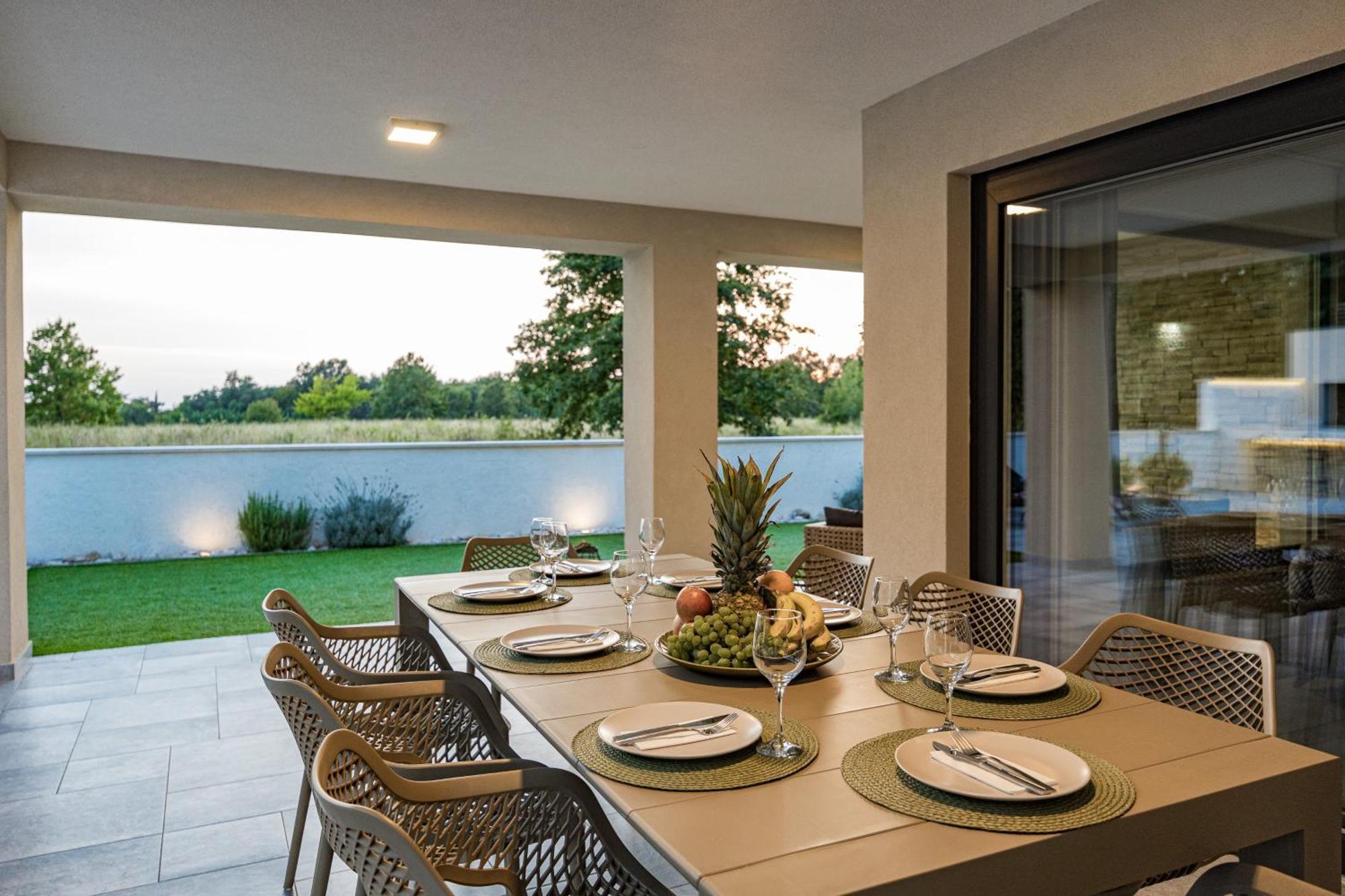 Special Offer! New Luxury Apartment With Pool, Fitness, Outdoor Bar&Grill Buje Kültér fotó