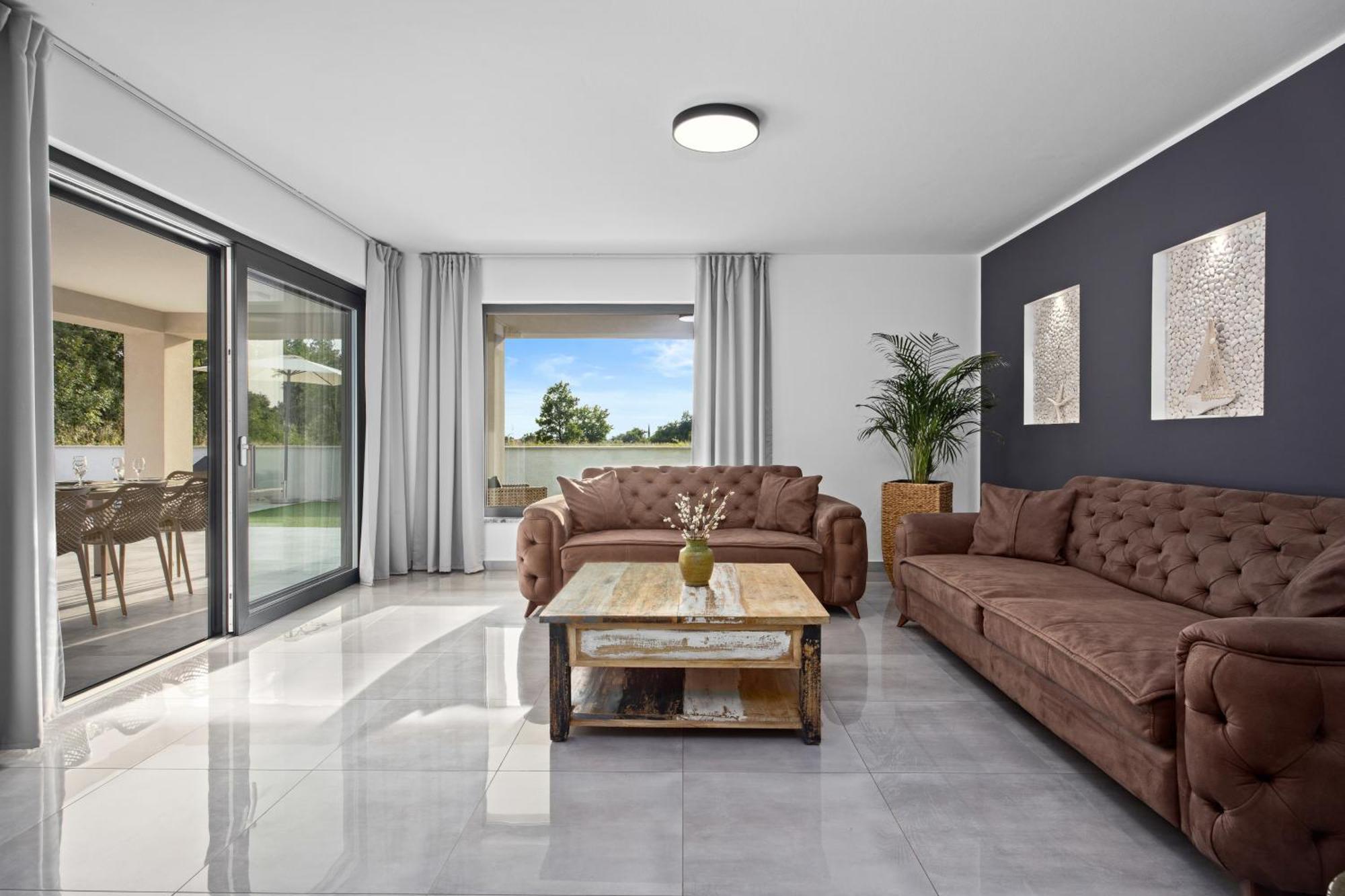 Special Offer! New Luxury Apartment With Pool, Fitness, Outdoor Bar&Grill Buje Kültér fotó