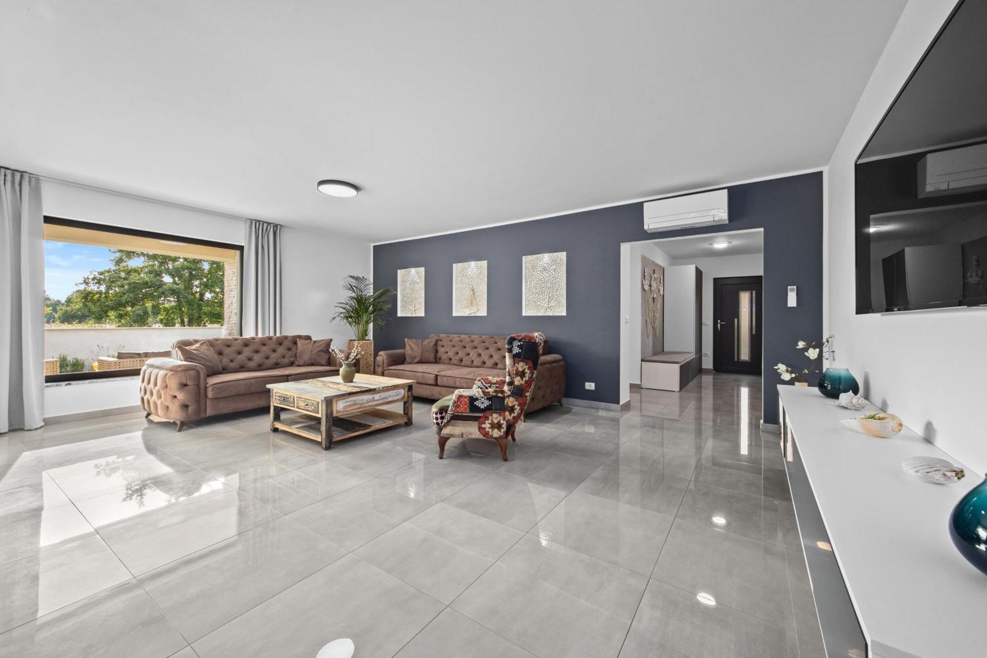Special Offer! New Luxury Apartment With Pool, Fitness, Outdoor Bar&Grill Buje Kültér fotó