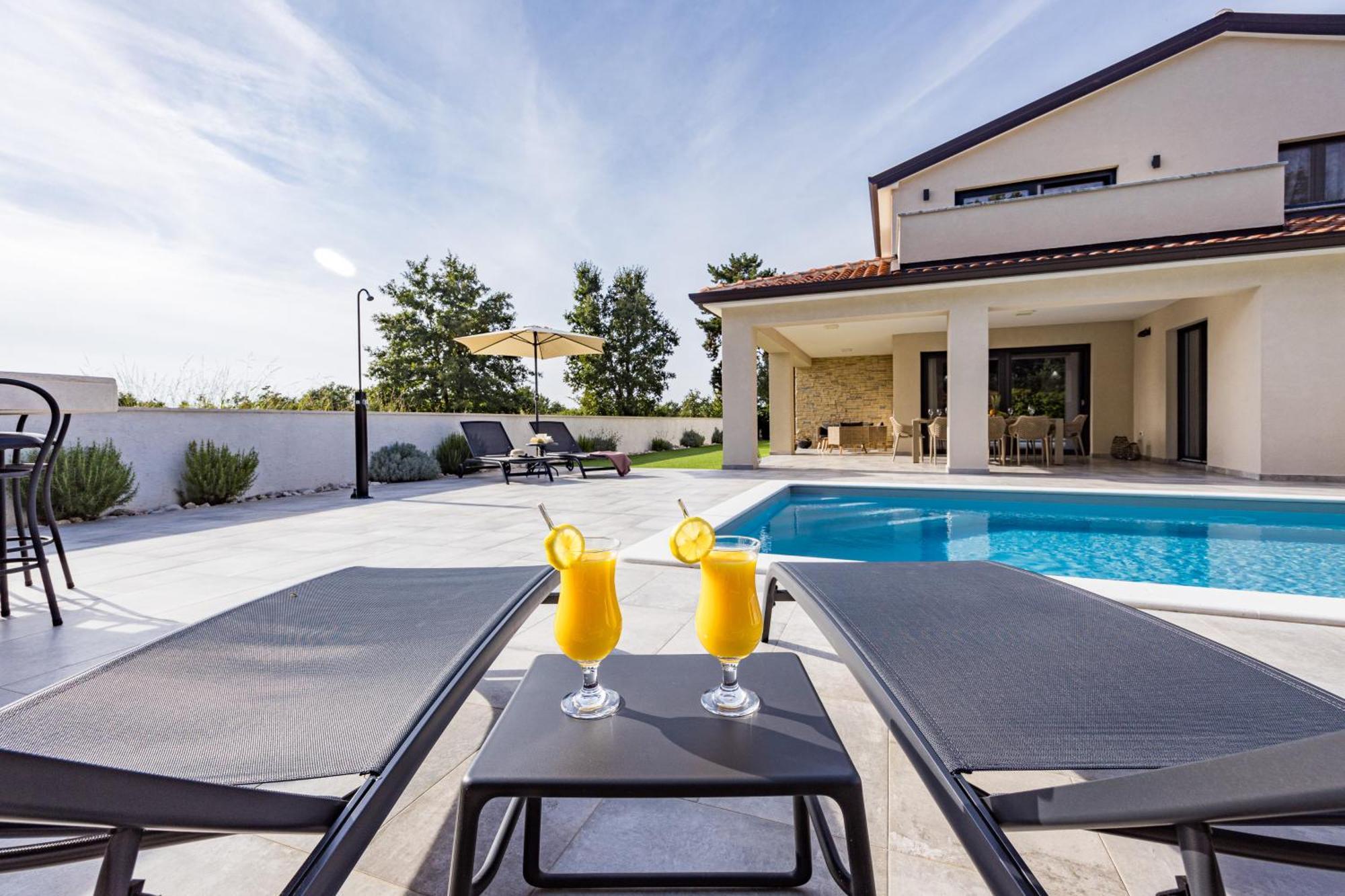 Special Offer! New Luxury Apartment With Pool, Fitness, Outdoor Bar&Grill Buje Kültér fotó