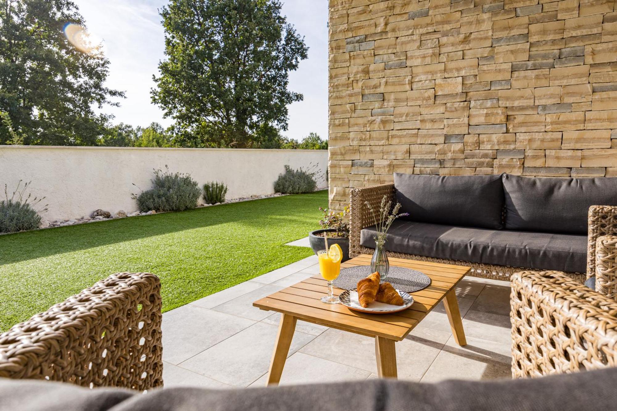 Special Offer! New Luxury Apartment With Pool, Fitness, Outdoor Bar&Grill Buje Kültér fotó