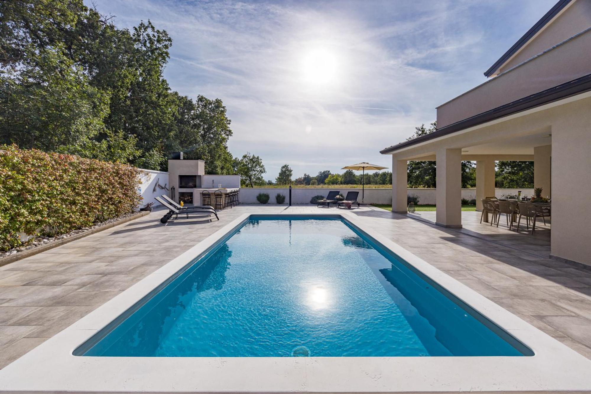 Special Offer! New Luxury Apartment With Pool, Fitness, Outdoor Bar&Grill Buje Kültér fotó