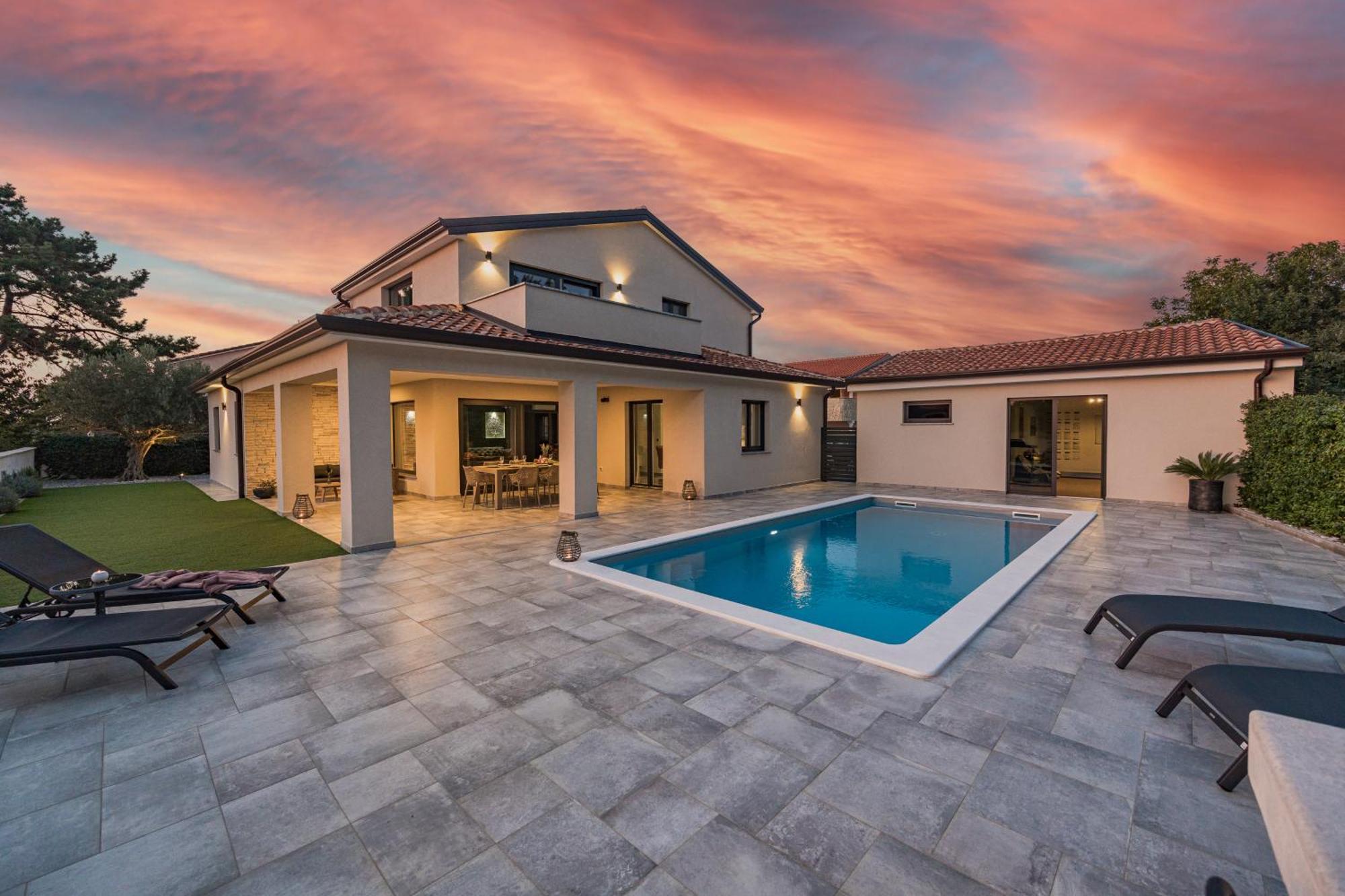 Special Offer! New Luxury Apartment With Pool, Fitness, Outdoor Bar&Grill Buje Kültér fotó
